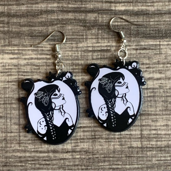 ๐๐ Gothic Girl Dangle Earrings - Picture 3 of 5